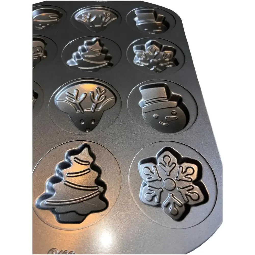 Wilton‎ 12-CAVITY COOKIE PAN ~ 12 Christmas Non-Stick Excellent Condition